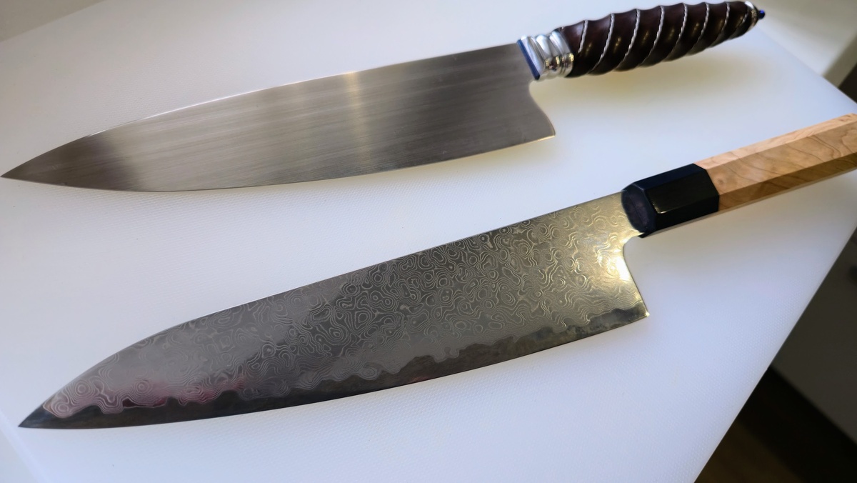 Снизу Aogami #2, сверху m390