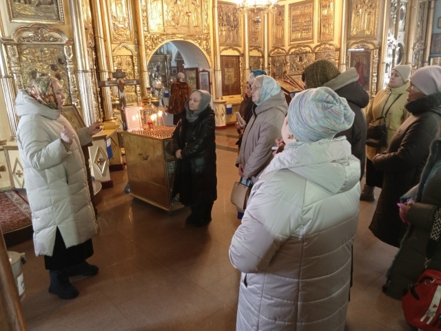 Паломники в Сретенской церкви.
