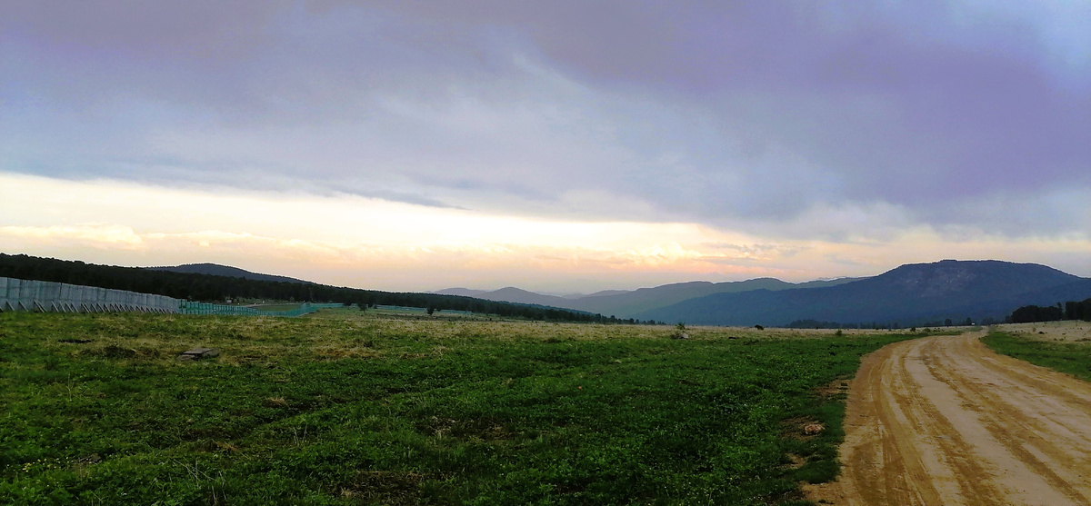 Вид с Семинского перевала, дорога в сторону г. Тияхты (Фото: Nixe (Bearna Team))