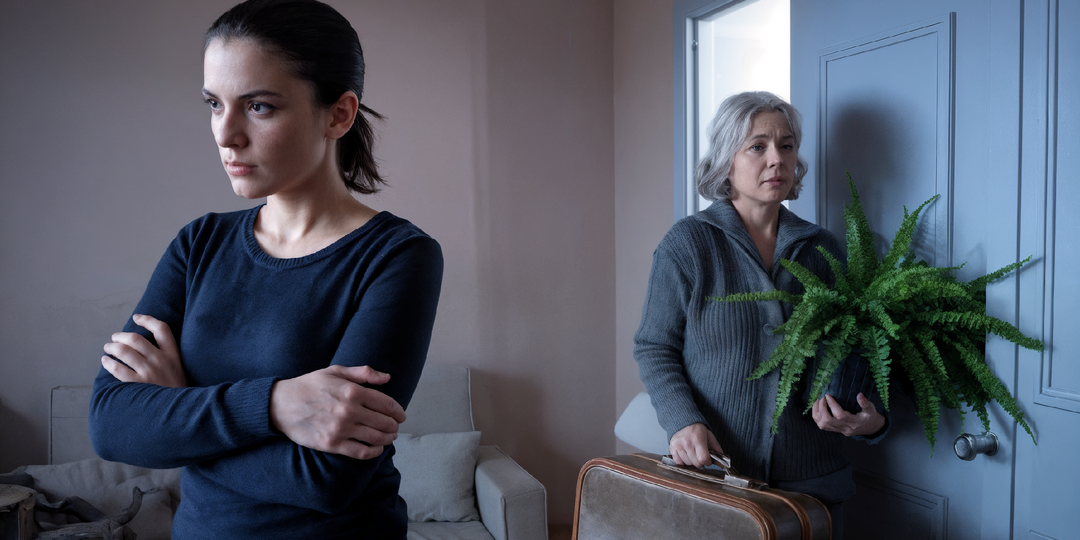 Муж тайком оформил половину нашей ипотечной квартиры на свою мать, а я узнала об этом только тогда, когда она переехала к нам жить