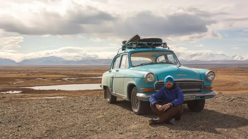 Это не фотошоп или ИИ, а мы с «Волгой» на Алтае
