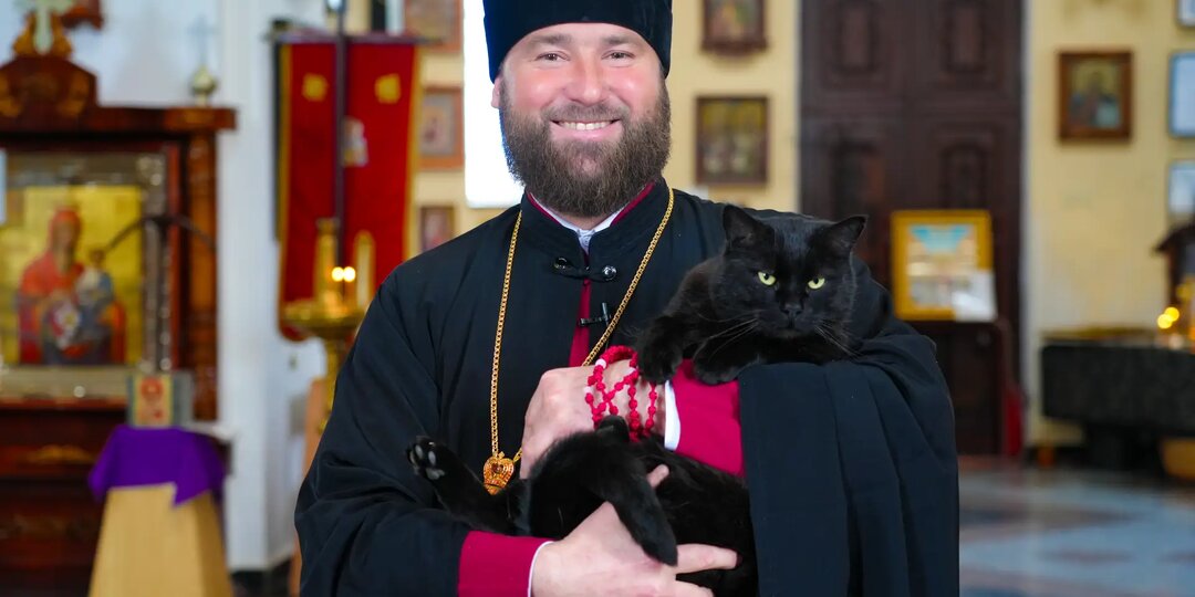 Архимандрит Макарий о Пасхе: нужно ли красить яйца, можно ли термонаклейки и почему кот живёт в храме