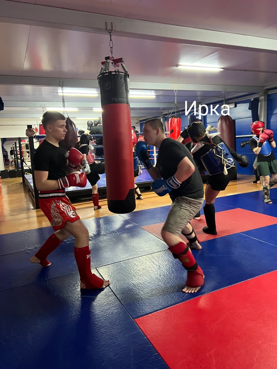 Мой первый спарринг, немного попала на фото, правда спиной. 