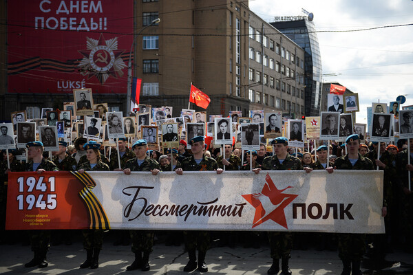 Участники акции «Бессмертный полк» во время шествия по Красному проспекту в Новосибирске, 9 мая 2018 года / Александр Кряжев/РИА Новости   📷