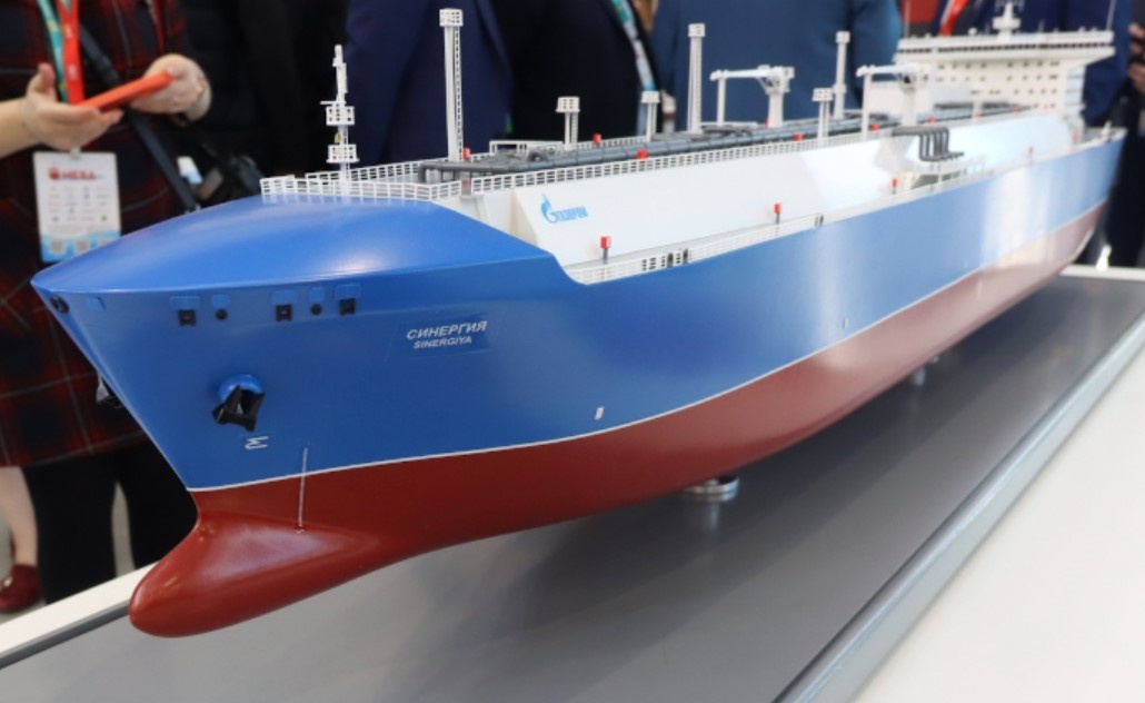 Макет танкера-газовоза "Синергия". Выставка Нева-2025.