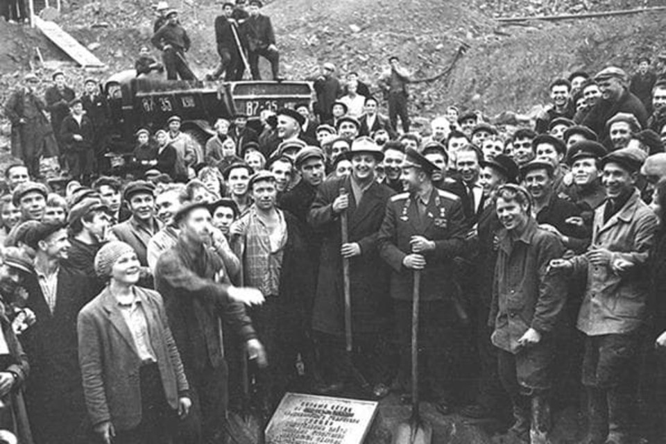    Ю. А. Гагарин со строителями Красноярской ГЭС. 25 сентября 1963 года. Фото: museumgagarin.ru