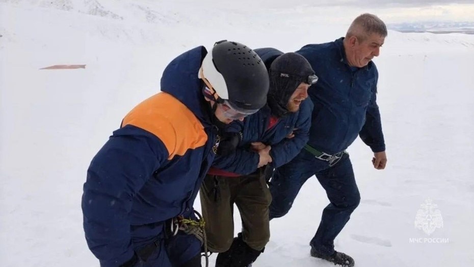    Сотрудники МЧС проводят спасательную операцию на Авачинском вулкане Автор фото: ГУ МЧС по Камчатскому краю