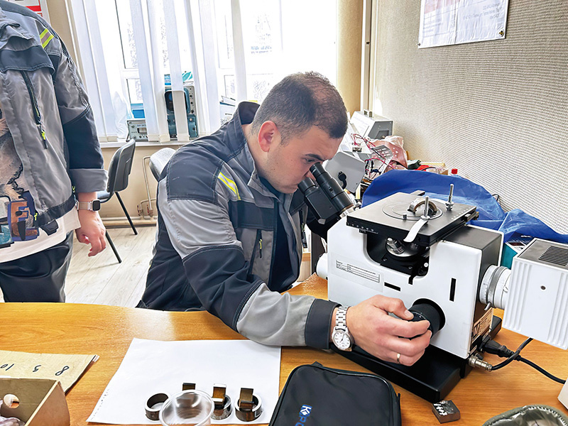 Эмиль Равилов, ведущий специалист лаборатории разрушающих испытаний, проводит анализ отреза трубного материала