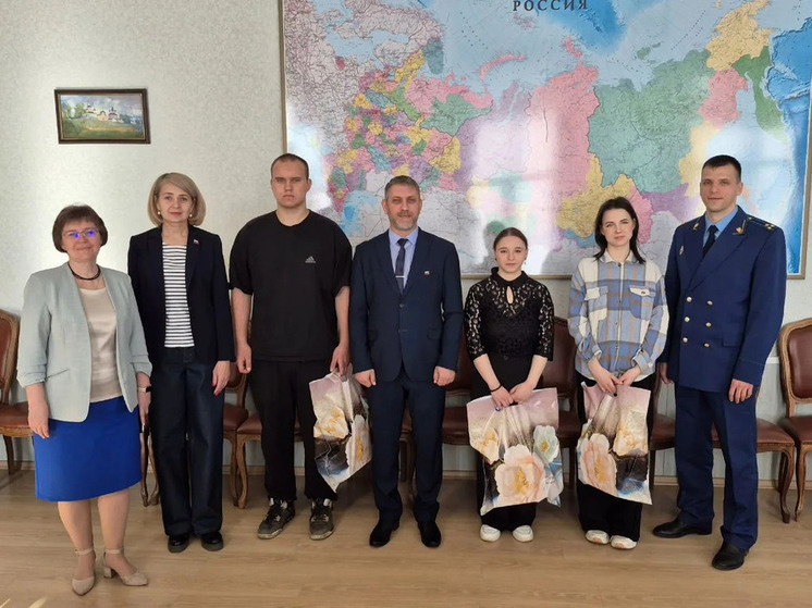     Получение собственного жилья — событие судьбоносное для каждого человека, и особенно для этих молодых людей. Фото: исполняющий обязанности главы округа Андрей Муромцев в мессенджере MAX