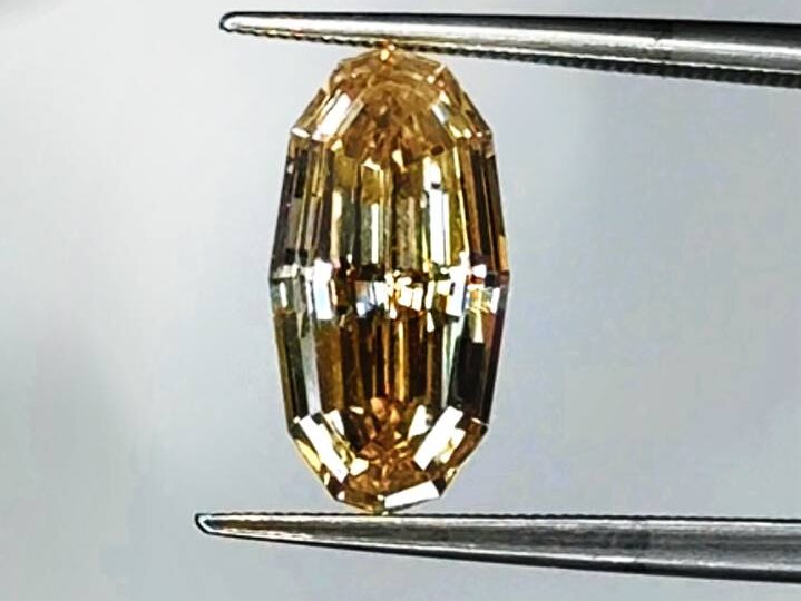 Необычные бриллианты, сегодня рынок насыщен бриллиантами, и не смотря на рост цены золота ( в два раза за несколько лет