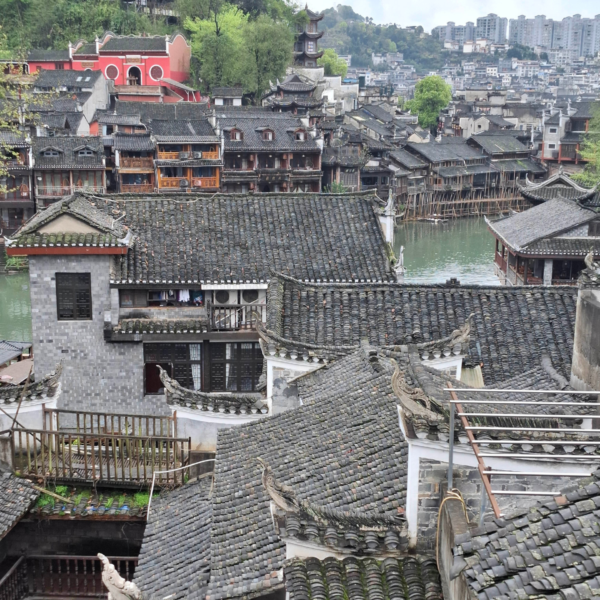 Вид с террасы нашего отеля в Фэнхуане. Фото автора.