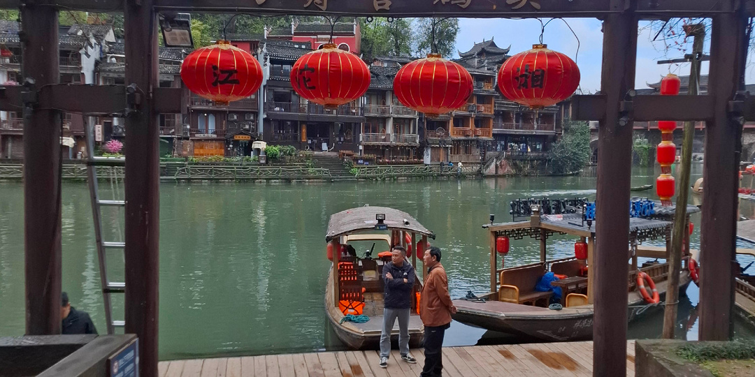 Почему отель за 2500 рублей в Китае - ок, а в России полное дно?