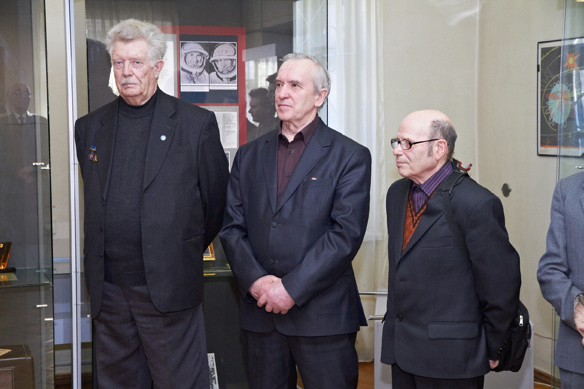 Р. А. Хамов (слева) с ветеранами криогенного производства В. Н. Бурмистровым и Ю. В. Утемовым на открытии выставки «Ступени в космос». 2011 г.