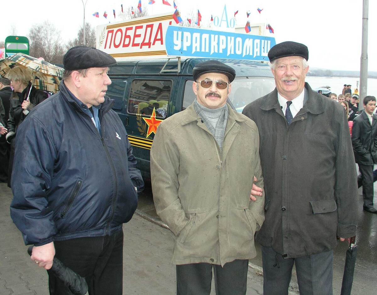 Р. А. Хамов (справа) на параде Победы. 2000-е гг.