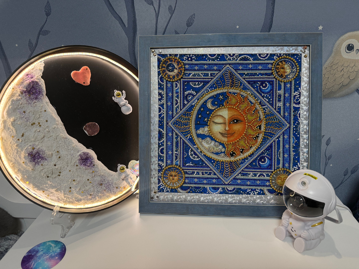 Готовая работа у дочери в комнате