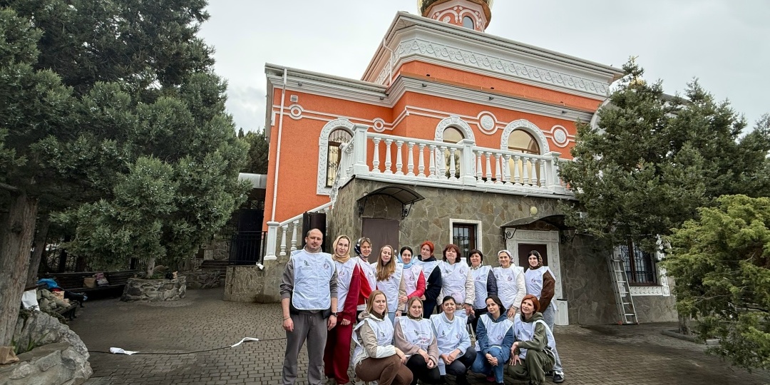 Добровольческий отряд отеля «Ялта-Интурист» провёл уборку в храме