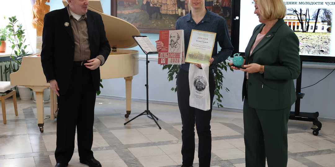 "Но совести неумолимый кнут уже повис над этим миром «хрупким»": стихотворения Андрея Беляева.