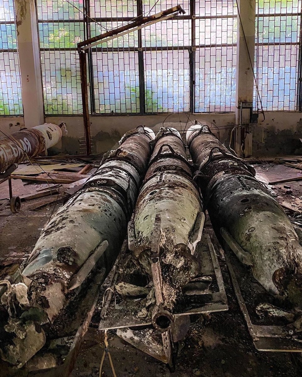    Судя по надписи на торпеде слева, снаряды не стали использовать даже в учебных целях. Фото: @ zavpro_ / Instagram