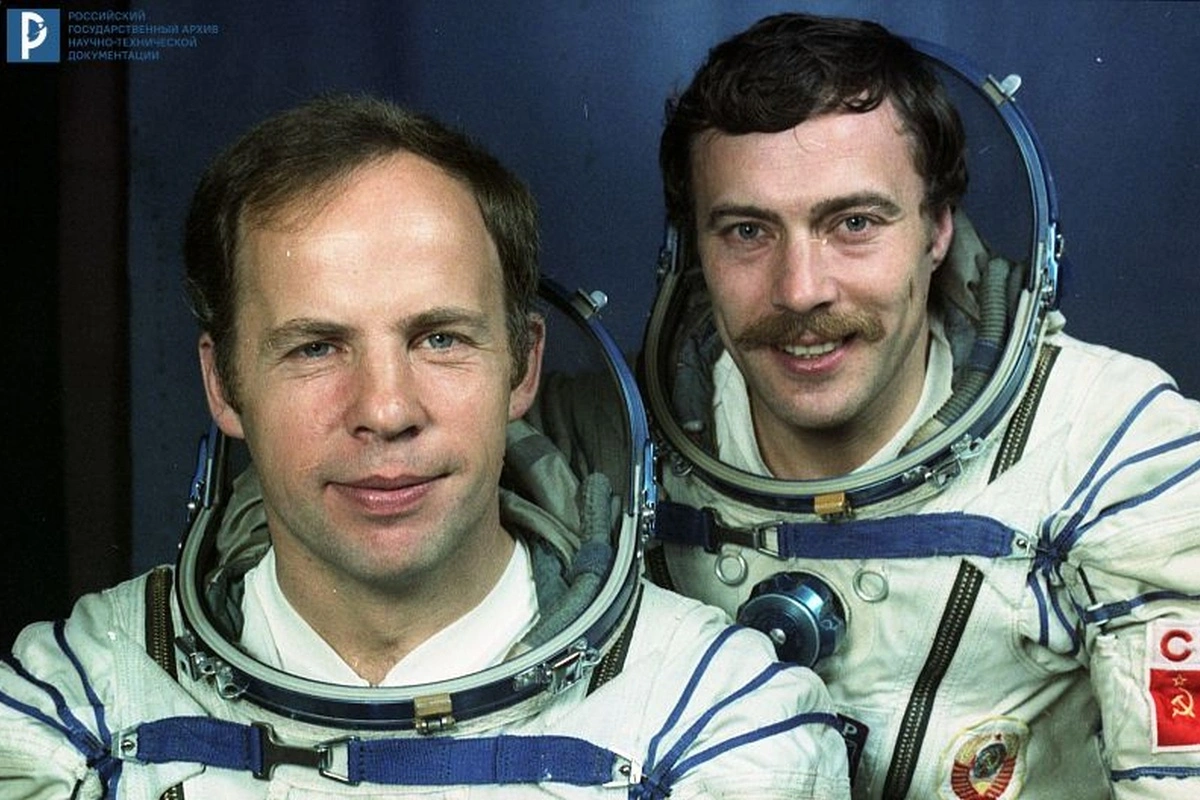 11 февраля 1990 года стартовала космическая миссия, которая несла на своем борту Знамя Мира.  Летчики-космонавты А. Соловьев и А. Баландин в скафандрах. Фото: РГАНТД Одной из их главных задач являлся монтаж и запуск в эксплуатацию нового модуля "Мира" под названием "Кристалл".