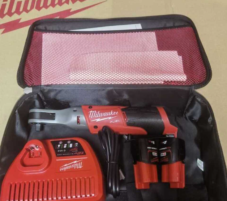 Бесщеточный Аккумуляторный Трещоточный Ключ Milwaukee M12 FIR38-202B FUEL 3/8