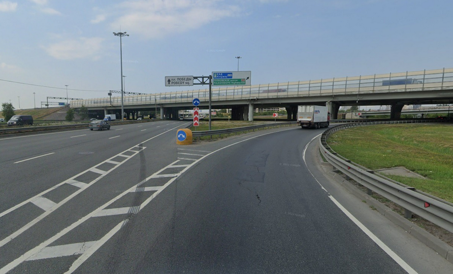 На развязке КАД с Московским шоссе на двадцать дней полностью перекроют два съезда