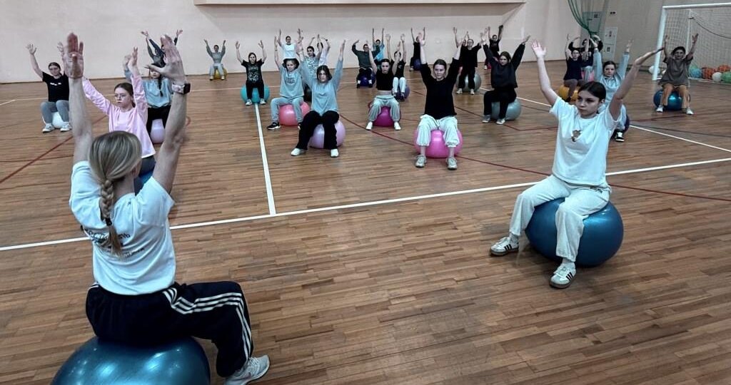 Мастер спорта обучила будущих педагогов фитбол-аэробике