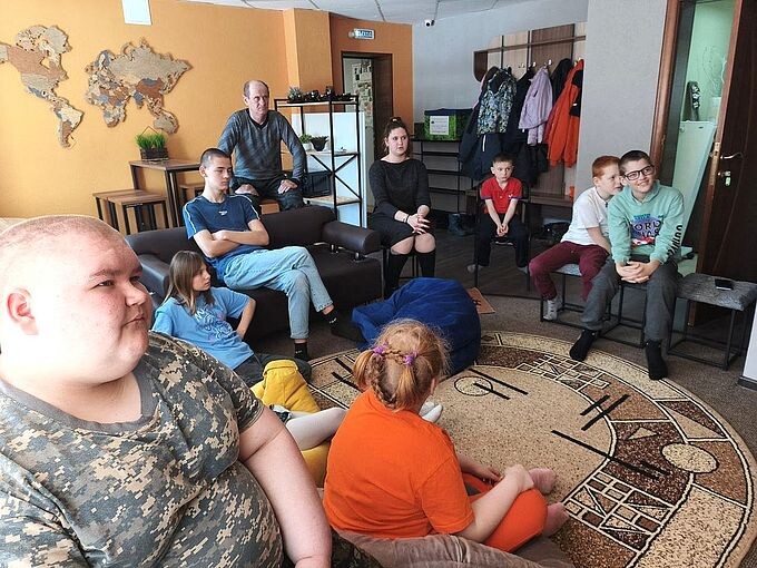 Дети и взрослые смотрят фильм