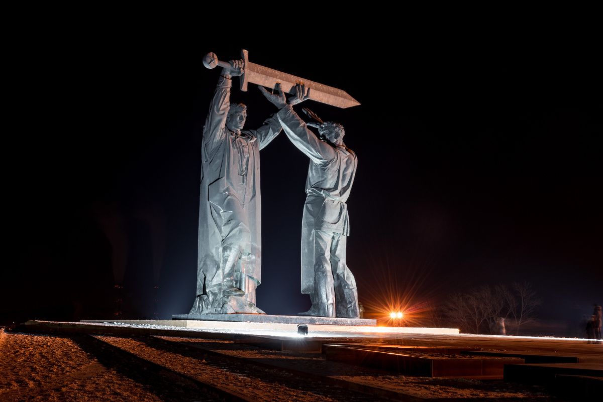 Памятник "Тыл-фронту" в парке у Вечного огня