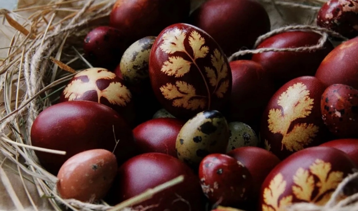 Окрашивание пасхальных яиц луковой шелухой: классический способ.