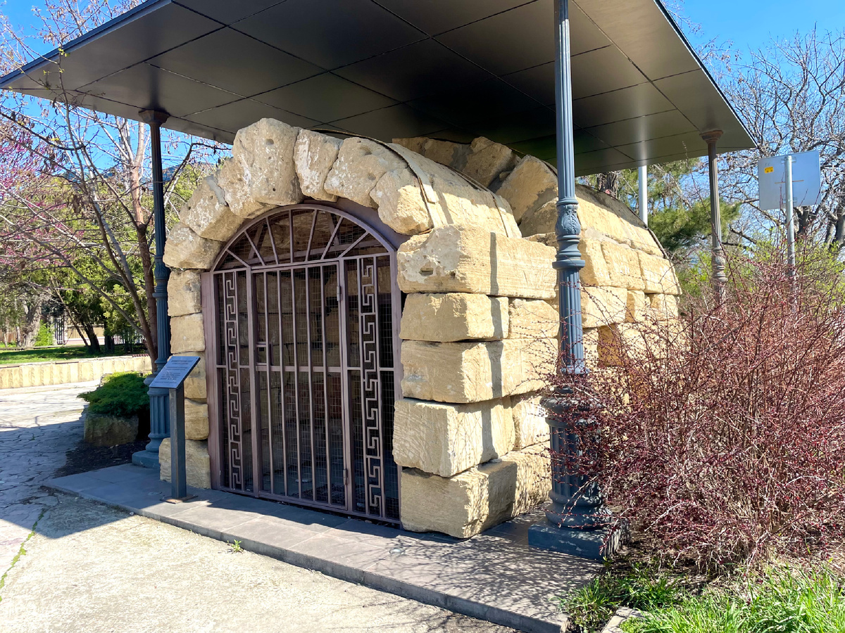 Древнегреческий склеп III века до н.э., найденный в станице Анапской в 1908 году археологом Н. И. Веселовским (сейчас находится в центре Анапы, около бювета)