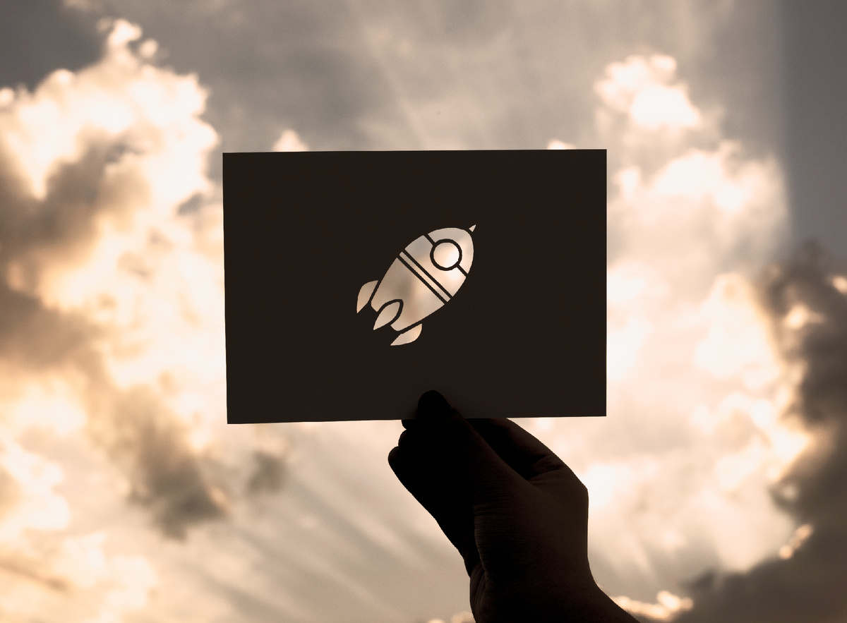https://ru.freepik.com/free-photo/hand-hold-space-rocket-paper-carving-with-sky-background_2971756.htm#fromView=search&page=1&position=14&uuid=49aa29df-ed6c-4fd8-babf-2b50039eccf9&query=%D1%81%D1%82%D0%B0%D1%80%D1%82%D0%B0%D0%BF