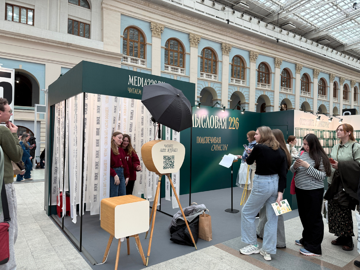 Самый классный стенд у Смысловой 226. Можно сфотографироваться на стенде и сразу получить коллад из нескольких фото в двух экземплярах. 