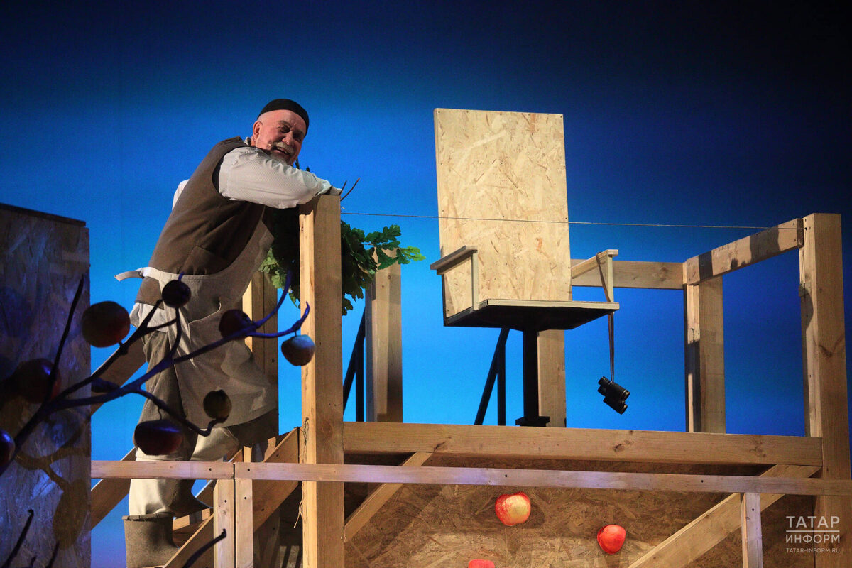 Знаменитый спектакль «Старик из деревни Альдермеш» вернулся в репертуар театра КамалаФото: © Михаил Захаров / «Татар-информ»