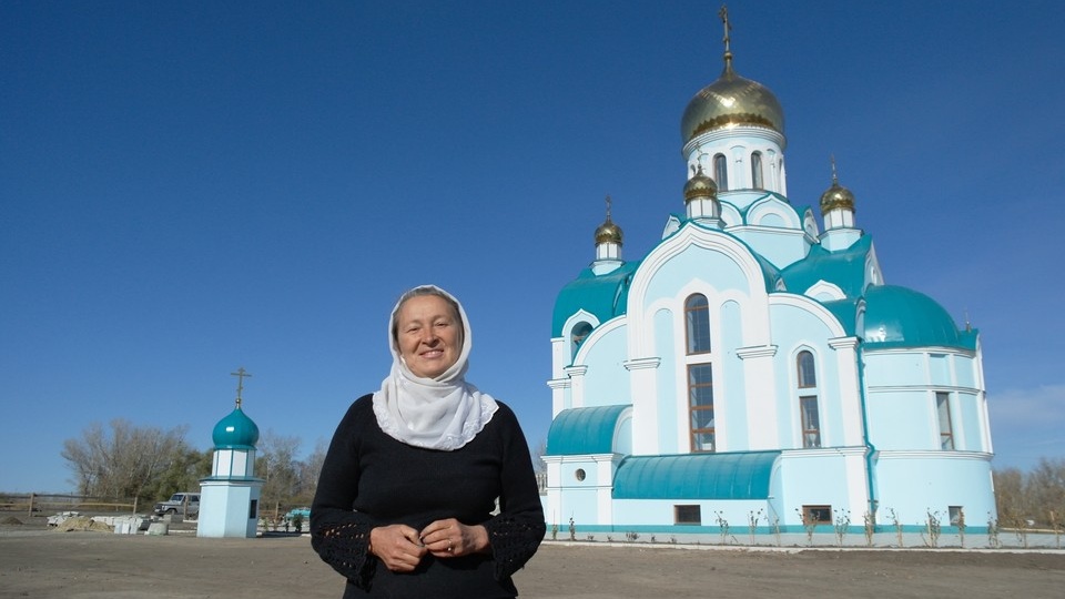 «А могла бы в Таиланде дом купить». Бывшая предпринимательница построила в глубинке храм, доит коров и звонит на колокольне