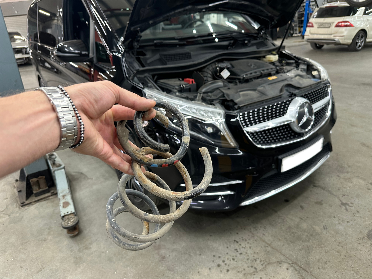 Выполняем замену поврежденных элементов - в автотехцентре Штутгарт Гараж свой склад запчастей.