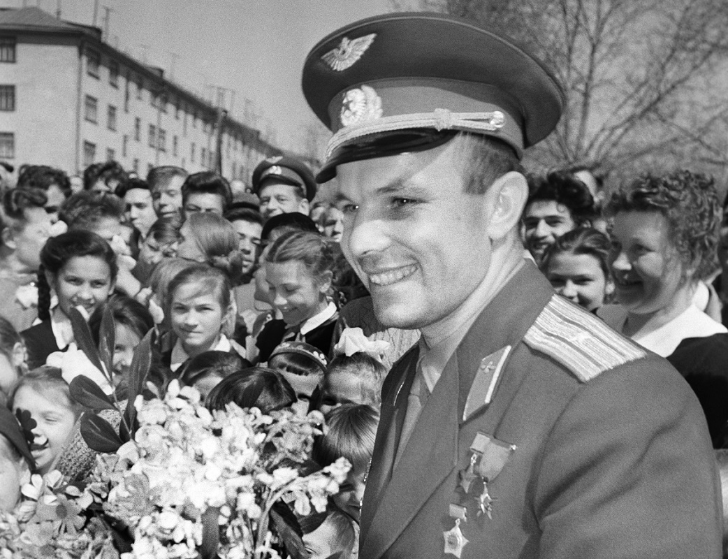    Юрий Гагарин мгновенно стал мировой знаменитостью и самым желанным гостем в каждом городе страны