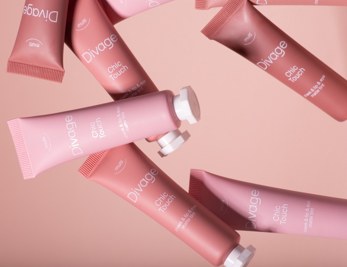 Текстура Chic Touch Matte Tint универсальна и подходит для нанесения на губы, веки, щеки.