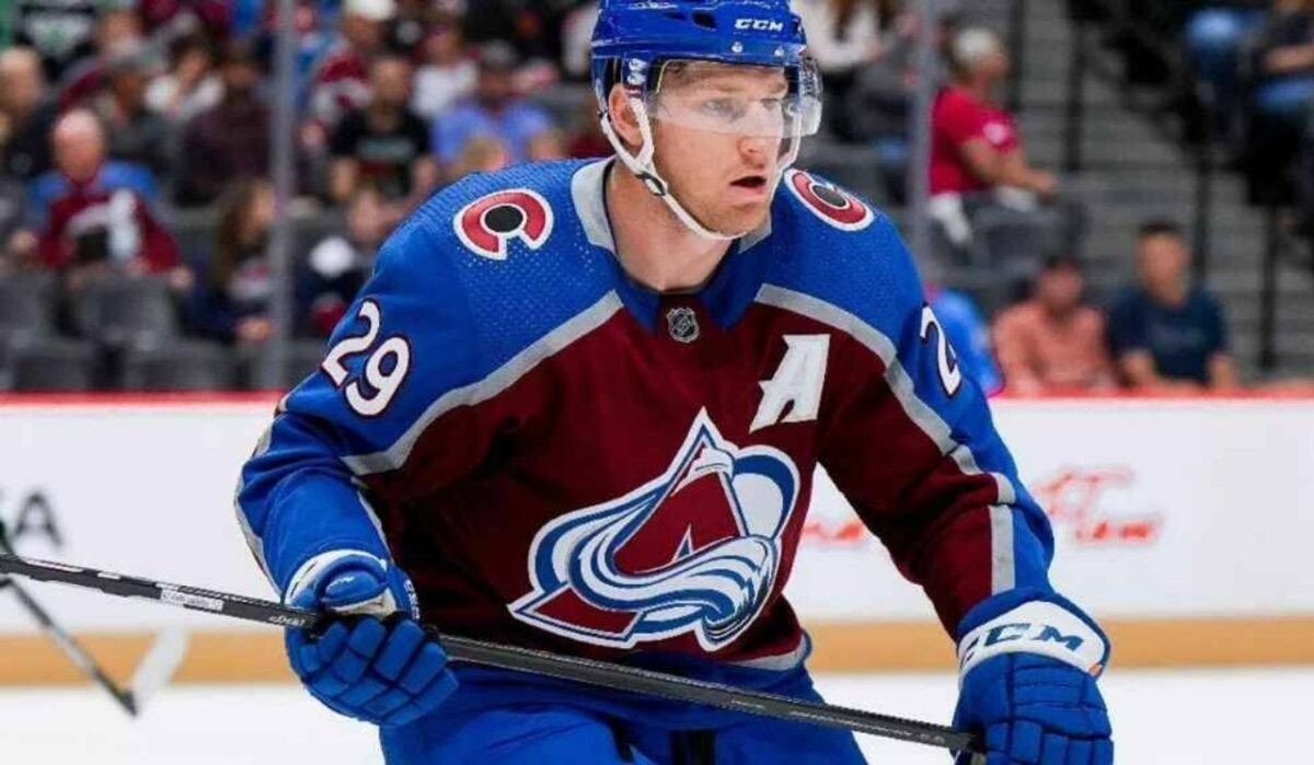     Нападающий "Колорадо" Натан Маккиннон. Источник: ria.ru Автор фото: Пресс-служба "Колорадо"