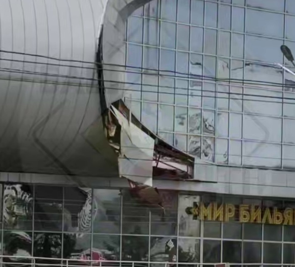    Часть фасада ипподрома держится на честном слове