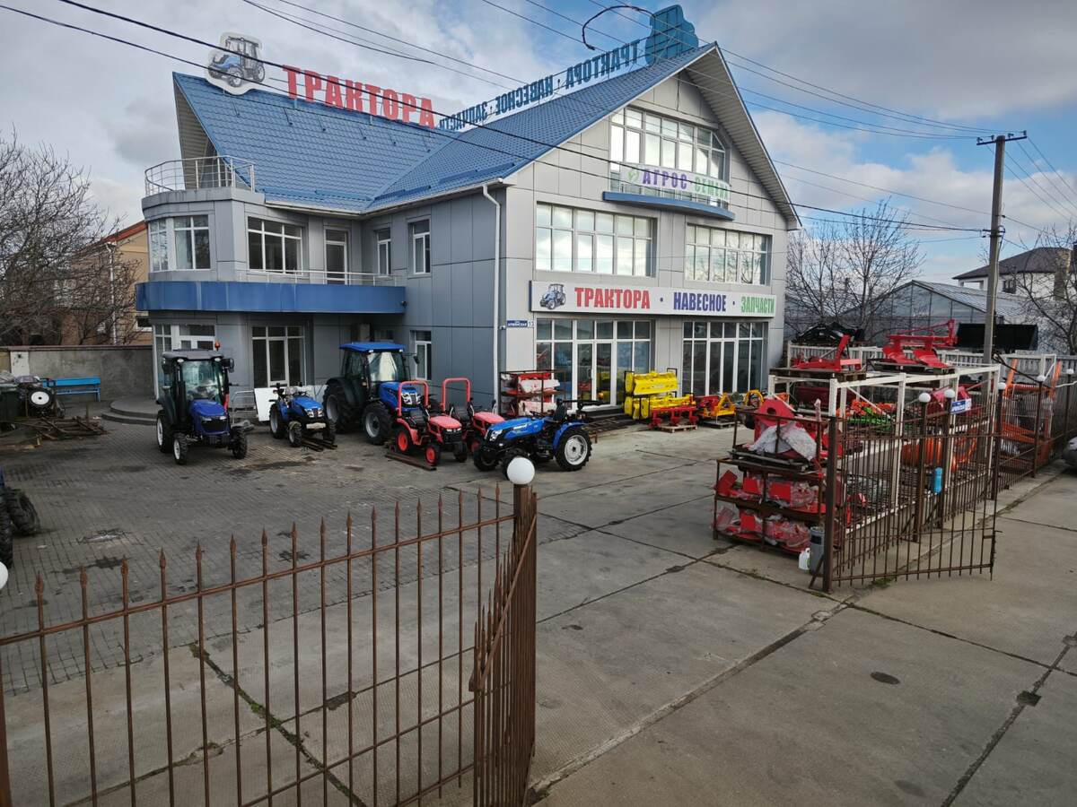 Выставочная площадка где обычно проходит тест-драв траторов