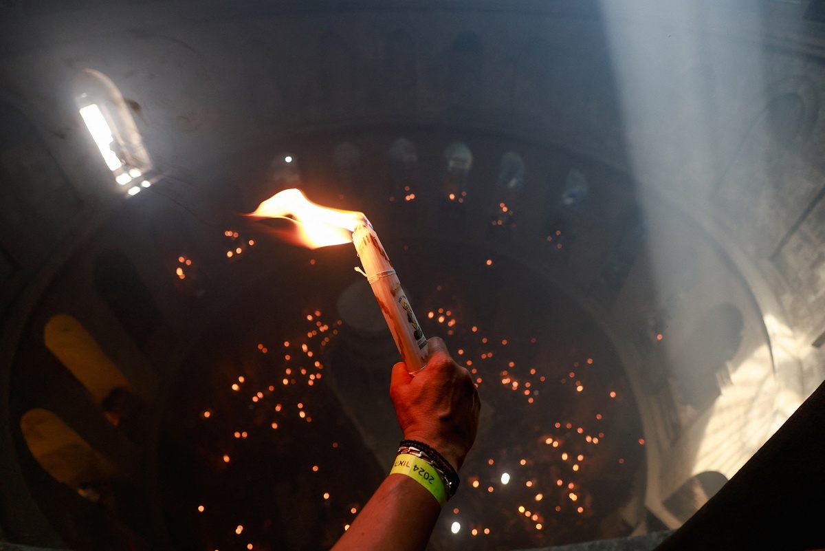    Схождение благодатного огня в 2024 году. / Фото: REUTERS/Ammar Awad