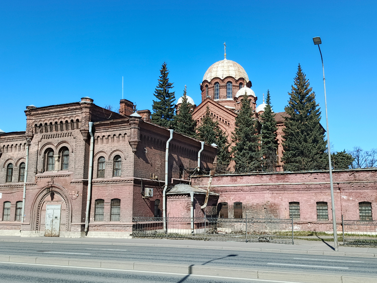 Вид Крестов со стороны Арсенальной набережной.