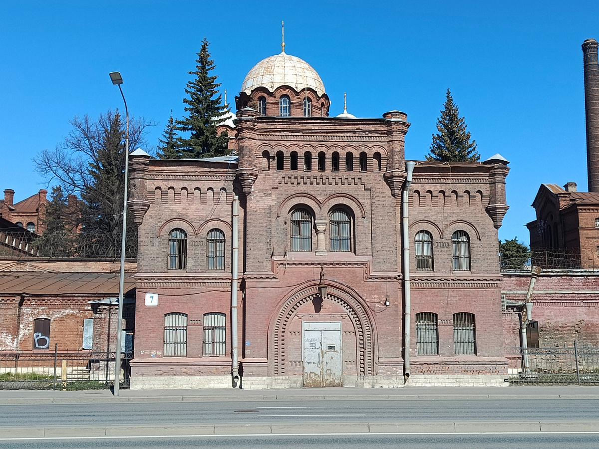 Вид Крестов со стороны Арсенальной набережной.