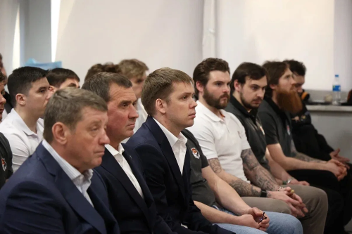 Людей, причастных к хоккейному клубу «Амур» набрался полон зал / фото: канал Дмитрий Демешин в Мах