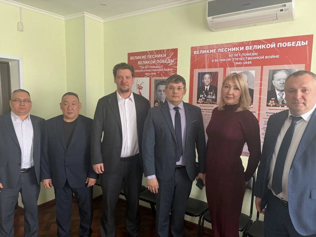 Заместитель руководителя Рослесинфорга Николай Горошанский и начальник Управления по работе с заказчиками Рослесифорга Жумаш Ислямов провели рабочую встречу в Якутске с заместителем министра экологии, природопользования и лесного хозяйства Республики Саха (Якутия) Андреем Коноплевым и представителями ПАО «Газпром нефть» Алексеем Суходоловым и Татьяной Нетаевой