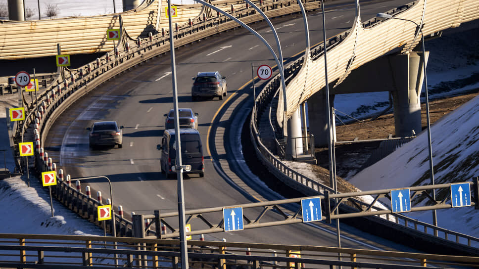 В мае на южном участке Кольцевой автодороги Санкт-Петербурга введут временные ограничения движения .📷Фото: Евгений Павленко / Коммерсантъ