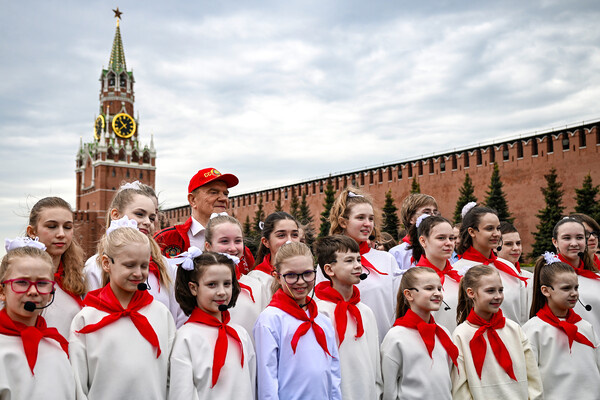 Лидер КПРФ Геннадий Зюганов и школьники на церемонии торжественного приема в пионеры на Красной площади в Москве, 18 мая 2025 года / Пелагия Тихонова/РИА Новости   📷