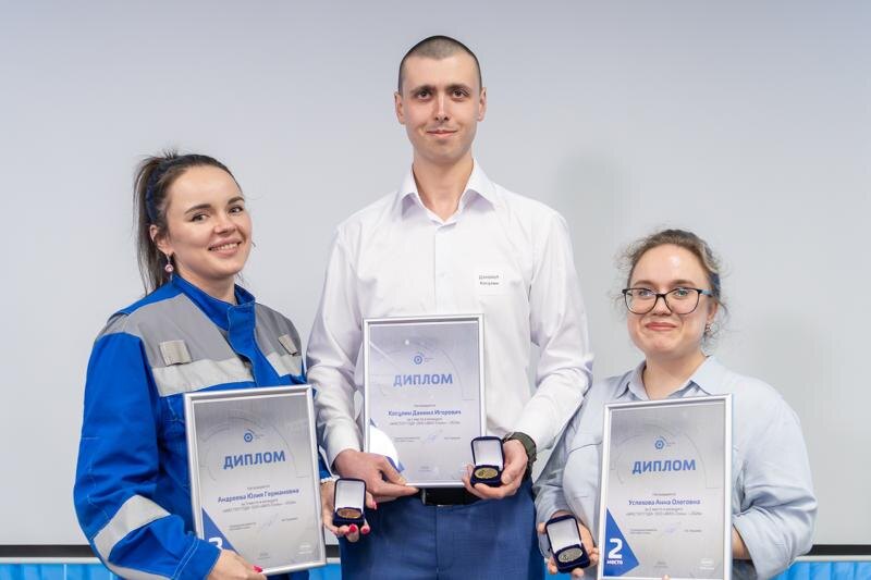    Фото в материале пресс-службы «ВИЗ-Стали». Победитель и призеры конкурса «Мастер года»