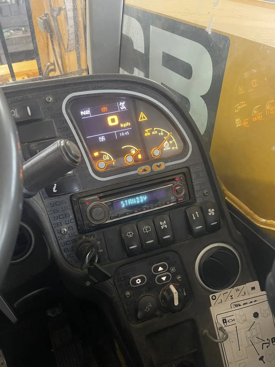 JCB телескопический погрузчик на диагностике в Ярославской области — консоль