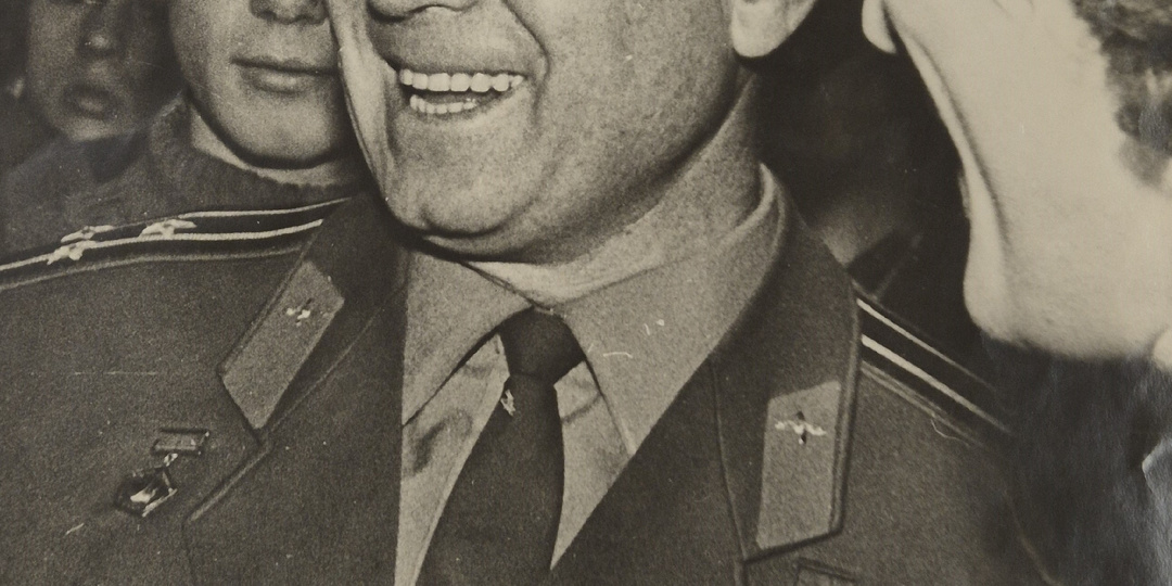 Из архива СПбГУПТД: космонавт Алексей Леонов на выставке научных разработок студентов университета